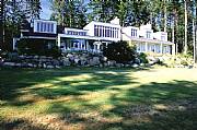 International real estates and rentals: Canadian Island Retreat